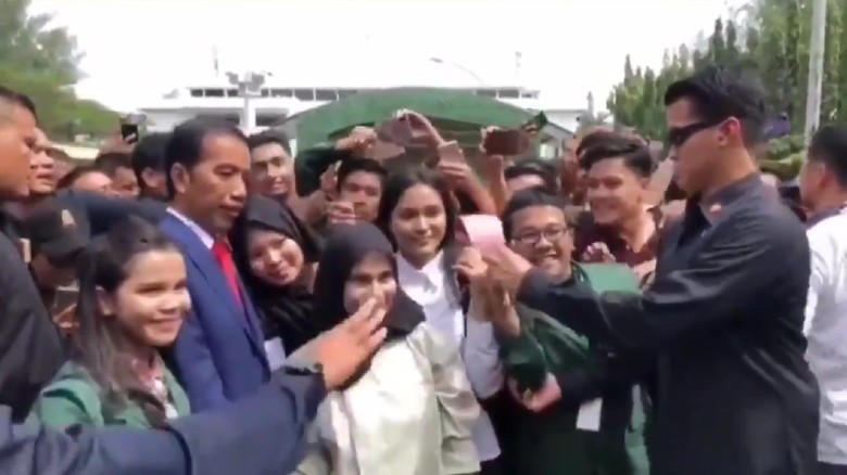 PSI Anggap Aksi Paspampres Larang Pose 2 Jari Keren PSI Anggap Aksi Paspampres Larang Pose 2 Jari Keren