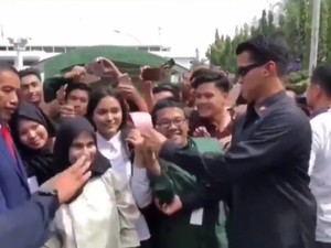 PSI Anggap Aksi Paspampres Larang Pose 2 Jari Keren