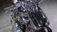 Menjadi yang terbaik di ajang Kustomfest 2018, dengan hasil modifikasi yang dibangun bersama Kromworks, berhasil mempertahankan predikat Best Kustom Bike Show berturut-turut dari tahun lalu di Kustomfest. Foto: dok. Kustomfest