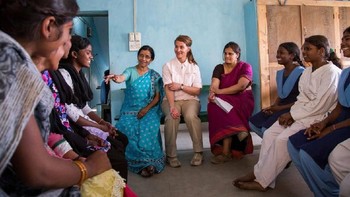 Melinda yang tanpa canggung berinteraksi dengan warga lokal. (Foto: Facebook/Melinda Gates)