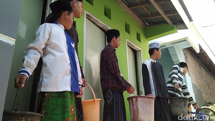 Kekurangan air bersih di salah satu ponpes di Rembang