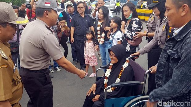 Semringah Warga Sukabumi Terima Warung 'Semangat Palu'