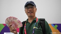 Salah satu yang memanfaatkan keberadaan money charger ini adalah para wartawan asing yang tengah meliput Asian Para Games 2018.