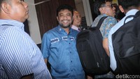 Iqbal berjalan memasuki Mapolda Metro Jaya sambil melempar senyuman.