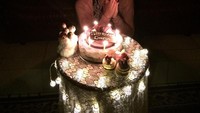 Kalau tidak bertugas, Briptu Dara sama seperti gadis-gadis lain. Ini momen ketika Briptu Dara merayakan ulang tahun. Ia khusyuk berdoa di depan kue ulang tahunnya. Foto: instagram @daraintan
