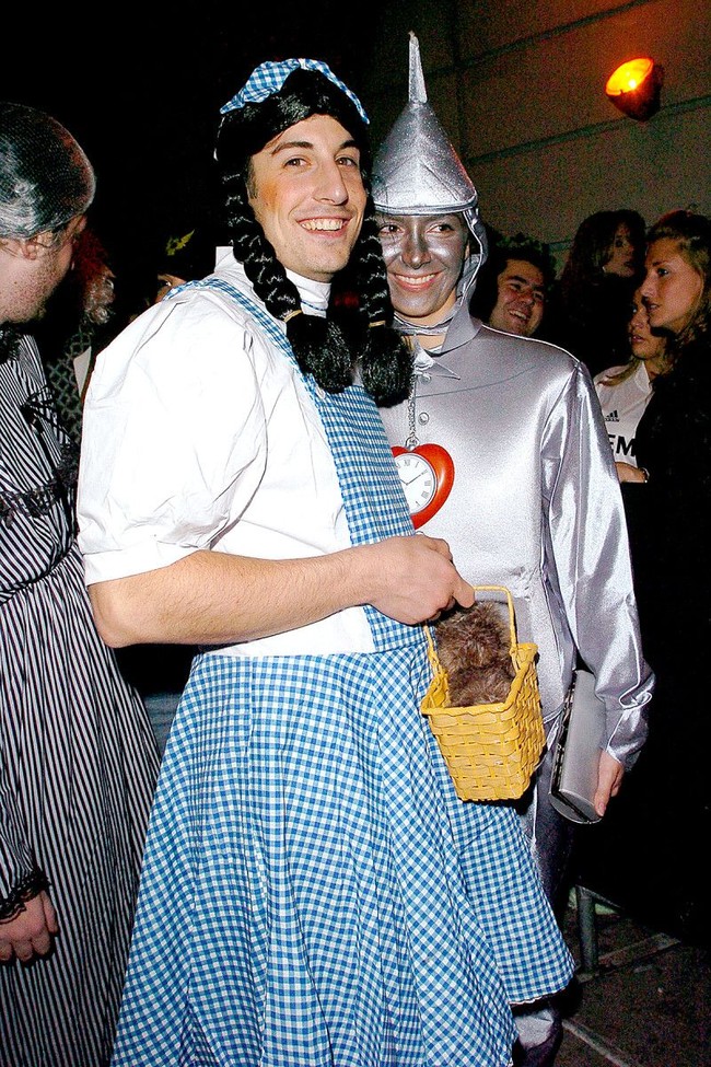 Jason Biggs pernah menjadi Dorothy dari film The Wizard of Oz. Banyak orang yang menganggap kostum itu sangat mengerikan untuk karakter ikonik ini. Foto: Istimewa