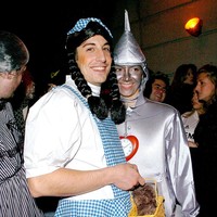 Jason Biggs pernah menjadi Dorothy dari film The Wizard of Oz. Banyak orang yang menganggap kostum itu sangat mengerikan untuk karakter ikonik ini. Foto: Istimewa