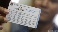 Pemasangan tanda identitas itu sesuai dengan Pergub DKI Nomor 199 Tahun 2016 tentang Petunjuk Pelaksanaan Pengawasan Hewan Rentan Rabies serta Pencegahan dan Penanggulangan Rabies.