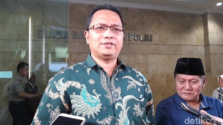 Ke Polda Metro, Pelapor Rocky Gerung Tanya Progres Kasus Kitab Suci Fiksi Ke Polda Metro, Pelapor Rocky Gerung Tanya Progres Kasus Kitab Suci Fiksi