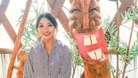 Clarie juga berkunjung ke Insa-Dong Art Street untuk melihat-lihat aneka karya seni lucu dan unik di sana. (Instagram/@xclarieacaciateo) 