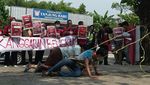 Foto: Aksi Segel Proyek Gedung DPRD Tangsel Rp 200 M yang Mangkrak