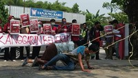 Penyegelan itu dilakukan oleh mahasiswa dan alumni dari Sekolah Anti Korupsi (Sakti) binaan dari Indonesia Corruption Watch (ICW) dan Tangerang Public Transparancy Watch (Truth).