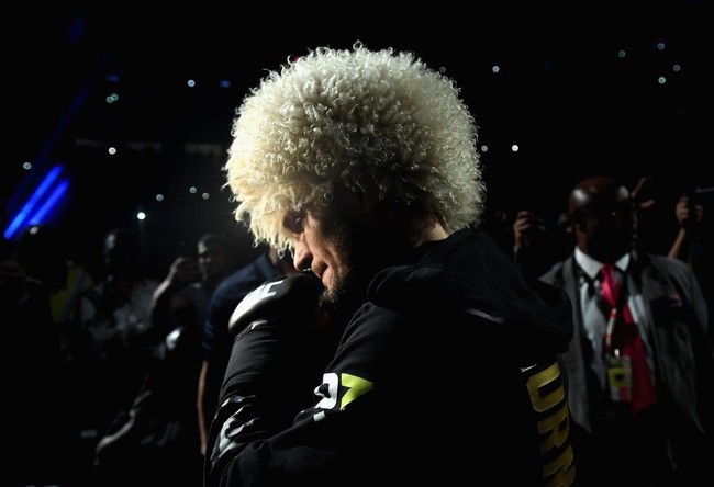 Khabib Nurmagomedov memakai ‘wig’ pirang andalannya sesaat sebelum bertanding dengan Conor McGrego untuk memperebutkan titel juara UFC kelas ringan pada Minggu (7/10/2018) di T-Mobile Arena, Las Vegas. Foto: Getty Images