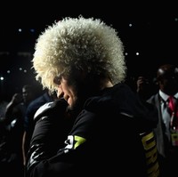 Khabib Nurmagomedov memakai ‘wig’ pirang andalannya sesaat sebelum bertanding dengan Conor McGrego untuk memperebutkan titel juara UFC kelas ringan pada Minggu (7/10/2018) di T-Mobile Arena, Las Vegas. Foto: Getty Images