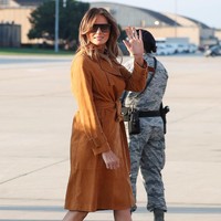 Untuk tur solo perdananya ke Afrika, Melania Trump bertolak dari Joint Base Andrews di Maryland, AS, Senin (1/10/2018). Istri Presiden AS Donald Trump itu terlihat memakai trench coat coklat Vince serta sepasang heels bermotif leopard dari Manolo Blahnik. (Foto: Reuters)