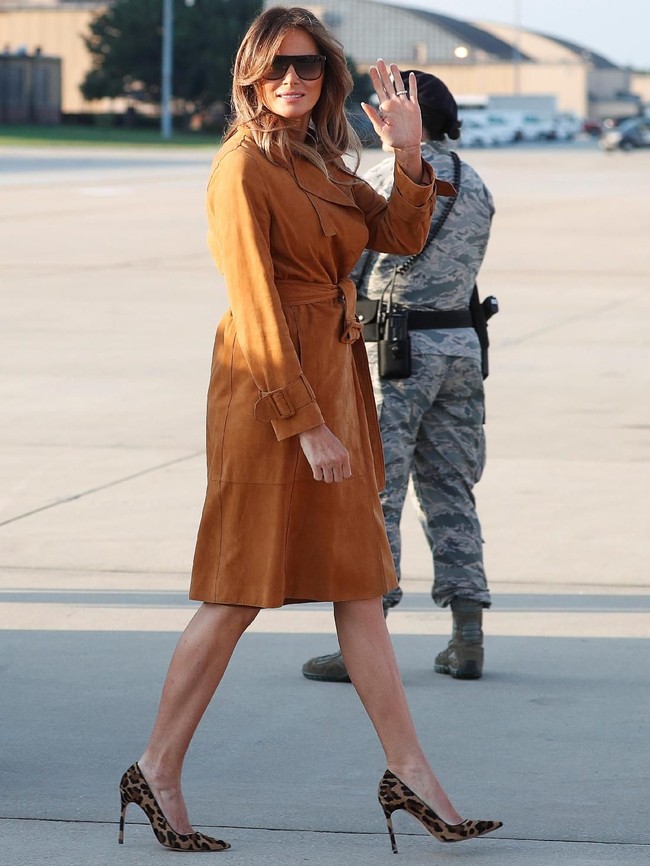 Untuk tur solo perdananya ke Afrika, Melania Trump bertolak dari Joint Base Andrews di Maryland, AS, Senin (1/10/2018). Istri Presiden AS Donald Trump itu terlihat memakai trench coat coklat Vince serta sepasang heels bermotif leopard dari Manolo Blahnik. (Foto: Reuters)