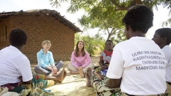Meski memiliki harta melimpah ia tak segan duduk lesehan di tanah bersama dengan penduduk lokal. (Foto: Facebook/Melinda Gates)