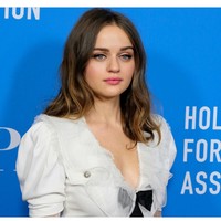 Joey King dikenal lewat film Kissing Booth yang tayang di Netflix. Penampilannya mudah dikenal dengan mata biru yang besar dan bibir yang tebal. Foto: Instagram @joeyking