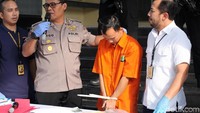 Atas perbuatannya, pelaku dijerat dengan pasal penipuan dan/atau penggelapan sebagaimana Pasal 378 KUHP dan/atau Pasal 372 KUHP. Dari tangan pelaku, polisi menyita sejumlah barang bukti berupa dua unit ponsel, satu buah dompet, satu buah kartu ATM, satu buah paspor, satu buah SIM C, dan laptop.