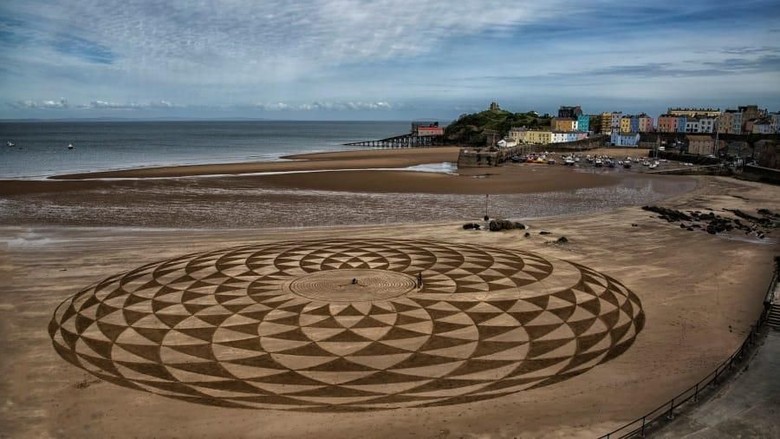 Mural Pantai Welsh Pembrokeshire Inggris (Marc Treanor/CNN Travel) Mural Pantai Welsh Pembrokeshire Inggris (Marc Treanor/CNN Travel)