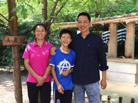 Zhu membeli sebuah pulau dan tinggal disana demi anaknya yang sedang sakit