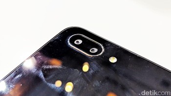 Soal tampilan, Realme C1 mengusung desain modern yang halus, terlihat seperti cermin yang dapat memantulkan cahaya dari pergerakan pengguna.  (Foto: detikINET/Adi Fida Rahman)