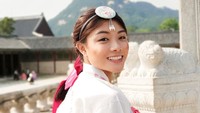Sudah beberapa destinasi cantik dikunjungi Clarie. Bulan Juni lalu, Clarie liburan ke Korsel. Begini senyum manis Clarie saat berfoto pakai hanbok di Istana Gyeongbokgung, Korsel. (Instagram/@xclarieacaciateo)
