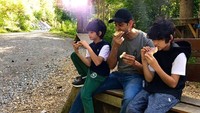 Begini serunya Hrithik dan kedua putranya saat berusaha habiskan makanan secara bersama-sama. Mereka bertiga terlihat kompak dan mirip. Foto: Instagram @hrithikroshan