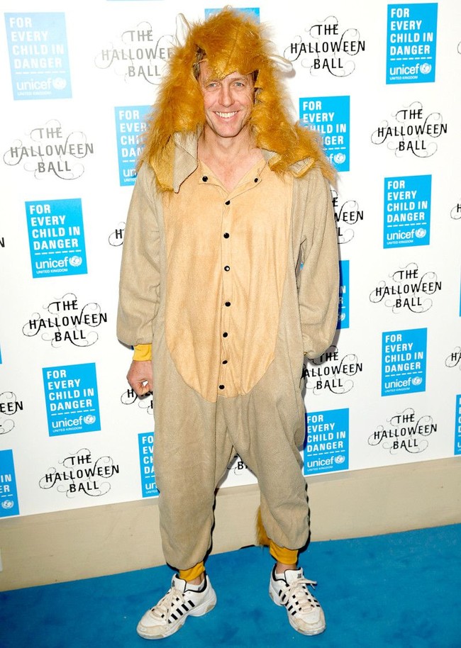 Hugh Grant pernah tampil asal-asalan saat menghadiri Halloween Ball Unicef di London. Hugh Grant datang dengan kostum yang membingungkan banyak orang, apakah singa atau manusia serigala? Oleh berbagai media dan penggemar, kostum ini dibilang terburuk di acara tersebut. Foto: Istimewa