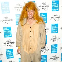 Hugh Grant pernah tampil asal-asalan saat menghadiri Halloween Ball Unicef di London. Hugh Grant datang dengan kostum yang membingungkan banyak orang, apakah singa atau manusia serigala? Oleh berbagai media dan penggemar, kostum ini dibilang terburuk di acara tersebut. Foto: Istimewa