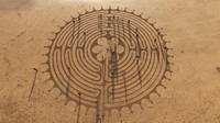 Terinspirasi crop circle, formasi seni misterius di ladang jagung dan gandum, Treanor membuat pola yang sama di atas pasir basah. Bedanya, saat selesai dibikin, Treanor melihat kerja kerasnya diterjang oleh gelombang tak lama kemudian (Marc Treanor/CNN Travel)