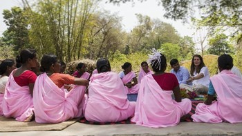 Pada tahun 2016, Melinda berkunjung ke India dan menemui para petani wanita. Para wanita ini bekerja sama untuk menghasilkan panen yang lebih baik untuk desanya serta ingin mengangkat keluarga mereka dari kemiskinan. (Foto: Facebook/Melinda Gates)