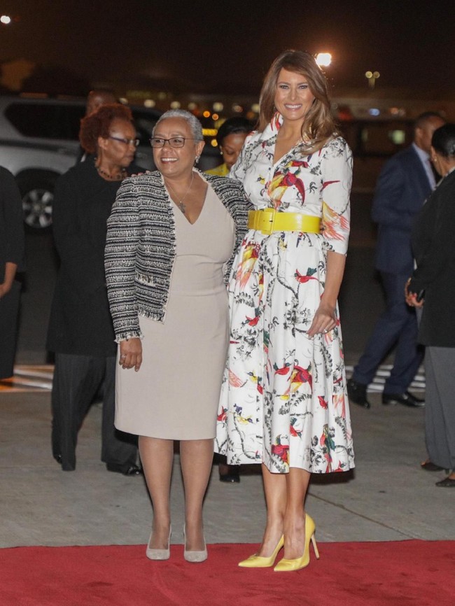Menginjakkan kaki di Kenya, Melania menebar pesonanya dalam balutan gaun bermotif fauna rancangan Erdem. Gaun tersebut dipadu dengan sabuk besar kuning dan heels Manolo Blahnik berwarna senada. (Foto: Reuters)