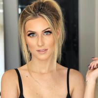 Saya mengunggah ulang foto ini (saat mengenakan tanktop hitam) karena mantan pacar saya menghapusnya tanpa saya sadari. Dia mengatakan bahwa wanita yang memiliki pacar tidak boleh mengunggah foto yang menunjukkan payudara di Instagram, ungkap Melissa di keterangan fotonya. Foto: Instagram @melissalgentz