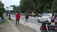 Sejumlah pengendara memilih berhenti dan mengabadikannya melalui telepon seluler. (Yahya-detik).