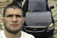 Khabib dengan mobil pertamanya.