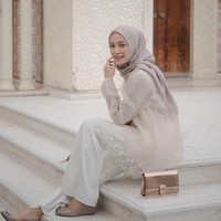 Pemilihan hijab dengan bahan glowing seperti satin atau organza sempat menjadi tren di kalangan hijabers. Namun, Mega cerdas memilih kapan harus memakai hijab berbahan itu.  Foto: Instagram/Megaiskanti
