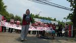Foto: Aksi Segel Proyek Gedung DPRD Tangsel Rp 200 M yang Mangkrak