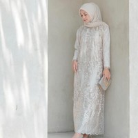 Potongan gaun yang Mega pilih juga unik. Perpaduan kain bercorak dengan bahan polos seperti gaun yang ia kenakan terlihat selaras dan tak berlebihan. Kuncinya, ia tidak memakai tambahan aksesori atau hijab berbahan berat. Foto: Instagram/Megaiskanti