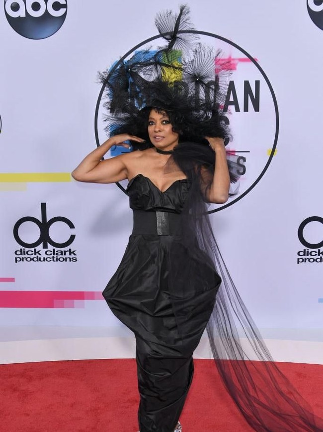 Ada yang bisa tebak tema gaya penyanyi lawas Diana Ross ini saat menghadiri AMA tahun lalu? (Foto: Getty Images)