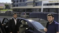 Mercedes-Benz merupakan salah satu mobil yang sering Khabib gunakan. Foto: Instagram @Khabib_nurmagomedov
