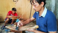 Mancung kelapa dan palem disulap menjadi aneka kerajinan yang cantik.