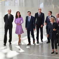 Gaun yang sama juga menjadi pilihan Kate saat berkunjung ke Hamburg, Jerman, tahun lalu. Ini penampilan Kate di pabrik Airbus yang berlokasi tak jauh dari Hamburg. (Foto: Getty Images)