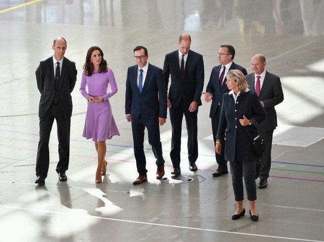 Gaun yang sama juga menjadi pilihan Kate saat berkunjung ke Hamburg, Jerman, tahun lalu. Ini penampilan Kate di pabrik Airbus yang berlokasi tak jauh dari Hamburg. (Foto: Getty Images)