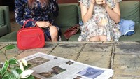 Tuh kan, lagi-lagi Park Shin-hye tertangkap kamera tengah meminum segelas kopi. Tapi kali ini ia bersama Seo Hyo Rim di sebuah kedai kopi wilayah Porland, AS. Foto: Instagram ssinz7