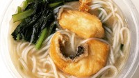 Kalau suka daging ikan yang teksturnya agak renyah maka sup ini bisa jadi pilihan. Ikannya di goreng dahulu. Lalu disajikan dengan tambahan mie. Sluurrp!