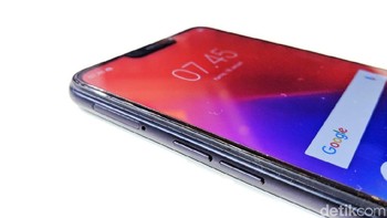 Realme C1 diklaim dapat digunakan hingga 18 jam untuk mendengarkan musik dengan koneksi WiFi dan memainkan video selama 15 jam atau bermain game hingga 10 jam. (Foto: detikINET/Adi Fida Rahman)