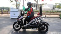 Motor roda tiga itu siap mengantar penonton menuju venue-venue di kawasan GBK.