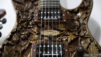 Harga gitar Blueberry pun bervariatif tergantung bahan yang dipakai serta tingkat kesulitan dan ornamen dalam ukiran gitarnya.