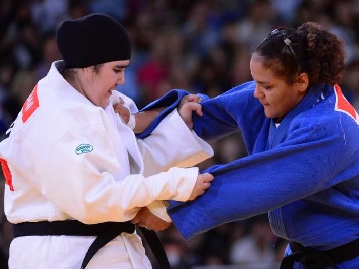 Hijab pada awalnya juga dilarang digunakan pada cabang judo Olimoiade 2012 (AFP PHOTO / MIGUEL MEDINA) Hijab pada awalnya juga dilarang digunakan pada cabang judo Olimoiade 2012 (AFP PHOTO / MIGUEL MEDINA)